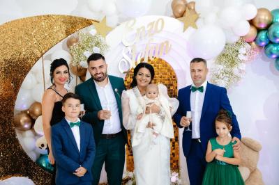 Présentation de desserts variés, notamment des cupcakes et gâteaux, disposés sur des étagères recouvertes de tissu vert.