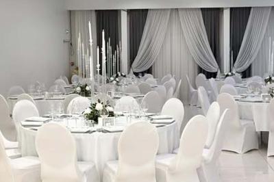 Présentation de desserts variés, notamment des cupcakes et gâteaux, disposés sur des étagères recouvertes de tissu vert.