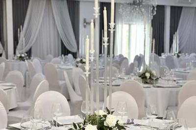 Présentation de desserts variés, notamment des cupcakes et gâteaux, disposés sur des étagères recouvertes de tissu vert.