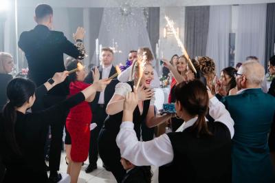 Miniature Location salle Le Pin (Seine-et-Marne) - Restaurant le Pin Fondu #6 Salle de réception élégante avec tables rondes dressées, nappes blanches, chandeliers et décor floral.