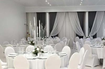 Miniature Location salle Le Pin (Seine-et-Marne) - Restaurant le Pin Fondu #12 Salle de réception élégante avec tables rondes dressées, nappes blanches, chandeliers et décor floral.