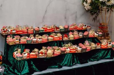 Miniature Location salle Le Pin (Seine-et-Marne) - Restaurant le Pin Fondu #10 Salle de réception élégante avec tables rondes dressées, nappes blanches, chandeliers et décor floral.