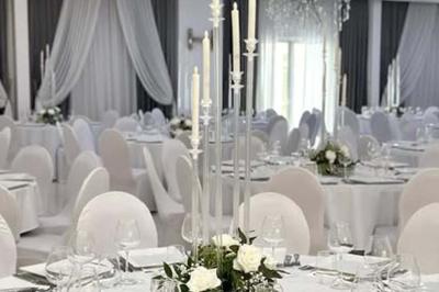 Miniature Location salle Le Pin (Seine-et-Marne) - Restaurant le Pin Fondu #14 Salle de réception élégante avec tables rondes dressées, nappes blanches, chandeliers et décor floral.