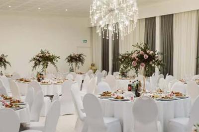 Miniature Location salle Le Pin (Seine-et-Marne) - Restaurant le Pin Fondu #9 Salle de réception élégante avec tables rondes dressées, nappes blanches, chandeliers et décor floral.