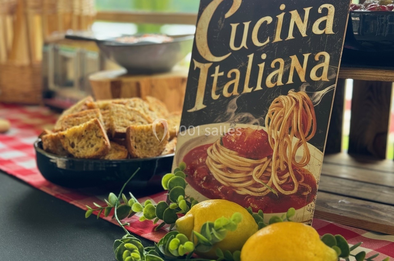 Affiche ’Cucina Italiana’ avec un plat de spaghetti en sauce, entourée de pain, citrons et éléments décoratifs.