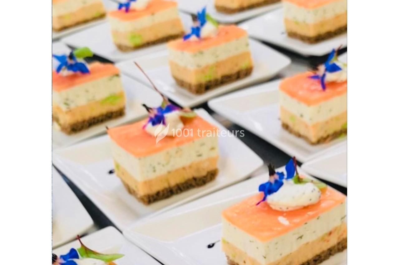 Assortiment de petits entremets salés à base de saumon, fromage frais et herbes, décorés de fleurs comestibles.