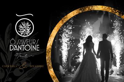 Un couple marche main dans la main dans une ambiance festive avec des étincelles en arrière-plan.