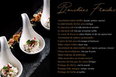 Assortiment de bouchées froides présentées dans des cuillères blanches sur une table noire élégamment dressée.