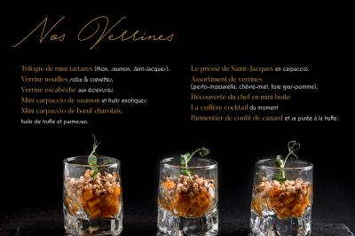 Trois verrines élégantes garnies de préparations raffinées, décorées de micro-pousses sur une table sombre.