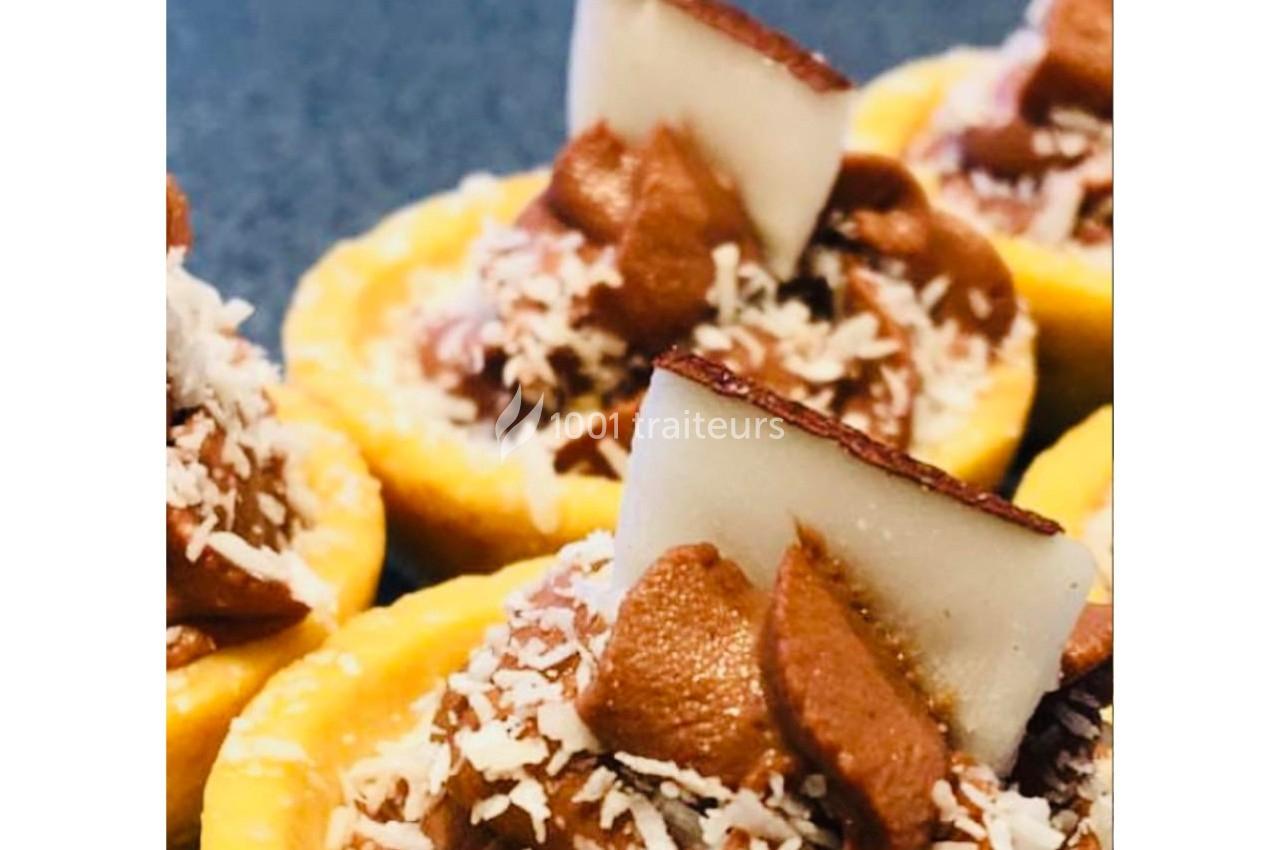 Tartelettes garnies de crème chocolatée, copeaux de noix de coco et morceaux de chocolat blanc.