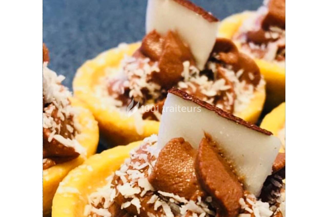 Tartelettes garnies de mousse au chocolat, noix de coco râpée et morceaux de chocolat blanc.