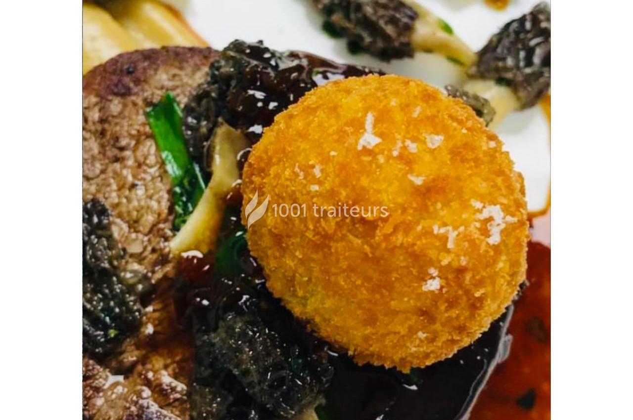 Plat composé d'une croquette dorée, morilles, sauce brune et viande, présenté sur une assiette blanche.