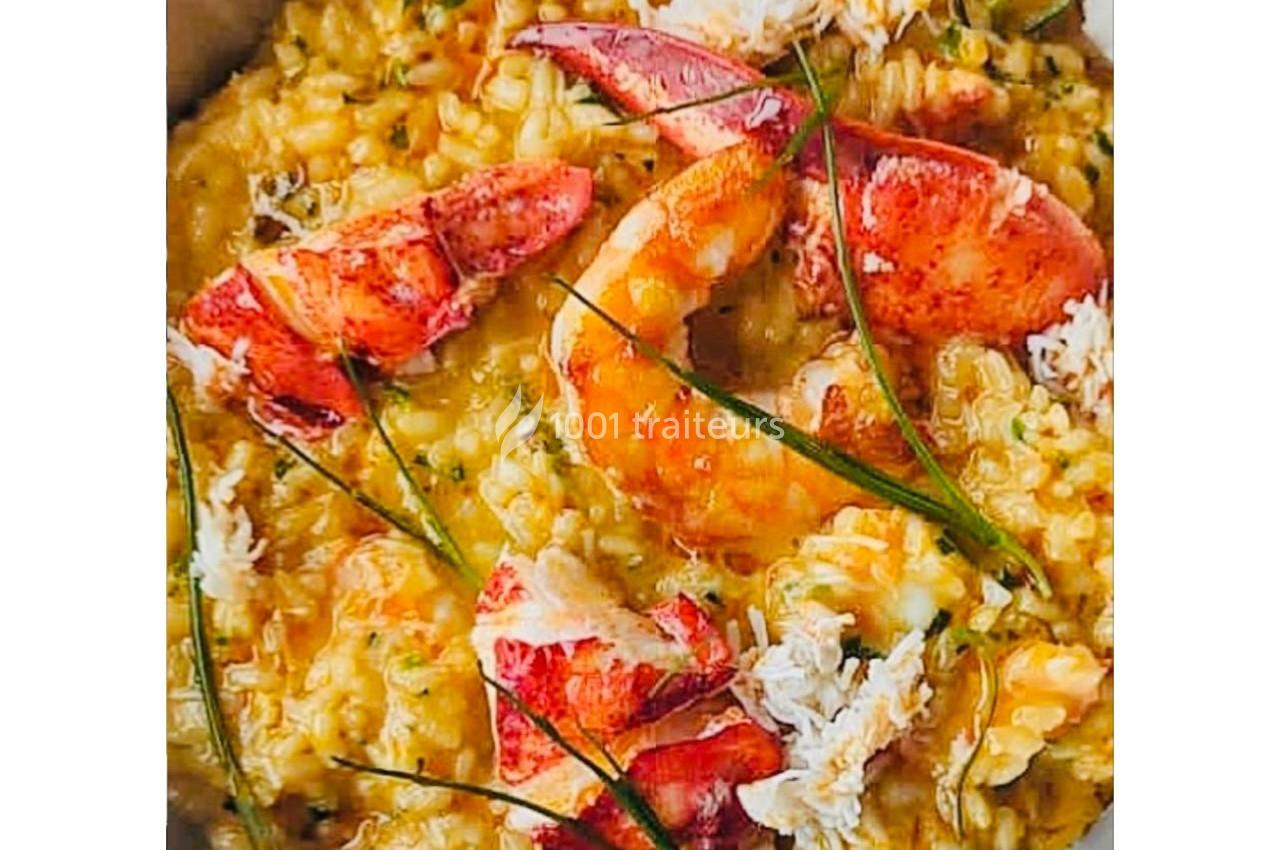 Risotto crémeux garni de morceaux de homard, crevettes, herbes fraîches et zestes de citron.