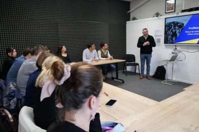 Miniature Location salle Jonchery-sur-Vesle (Marne) - Le Clic'zen #9 Salle spacieuse avec parquet clair, murs blancs, éclairage au plafond et une baie vitrée donnant sur l'extérieur.