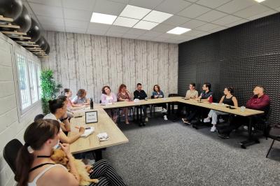 Miniature Location salle Jonchery-sur-Vesle (Marne) - Le Clic'zen #21 Salle spacieuse avec parquet clair, murs blancs, éclairage au plafond et une baie vitrée donnant sur l'extérieur.