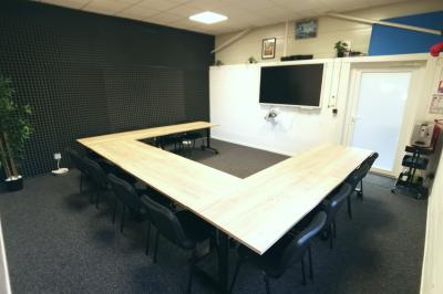 Miniature Location salle Jonchery-sur-Vesle (Marne) - Le Clic'zen #24 Salle spacieuse avec parquet clair, murs blancs, éclairage au plafond et une baie vitrée donnant sur l'extérieur.