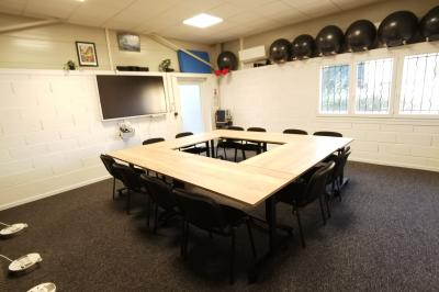 Miniature Location salle Jonchery-sur-Vesle (Marne) - Le Clic'zen #28 Salle spacieuse avec parquet clair, murs blancs, éclairage au plafond et une baie vitrée donnant sur l'extérieur.