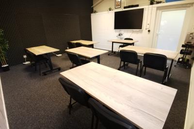 Miniature Location salle Jonchery-sur-Vesle (Marne) - Le Clic'zen #29 Salle spacieuse avec parquet clair, murs blancs, éclairage au plafond et une baie vitrée donnant sur l'extérieur.