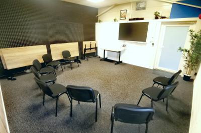 Miniature Location salle Jonchery-sur-Vesle (Marne) - Le Clic'zen #30 Salle spacieuse avec parquet clair, murs blancs, éclairage au plafond et une baie vitrée donnant sur l'extérieur.