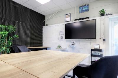 Miniature Location salle Jonchery-sur-Vesle (Marne) - Le Clic'zen #27 Salle spacieuse avec parquet clair, murs blancs, éclairage au plafond et une baie vitrée donnant sur l'extérieur.