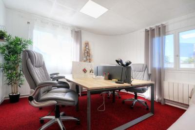 Miniature Location salle Jonchery-sur-Vesle (Marne) - Le Clic'zen #22 Salle spacieuse avec parquet clair, murs blancs, éclairage au plafond et une baie vitrée donnant sur l'extérieur.