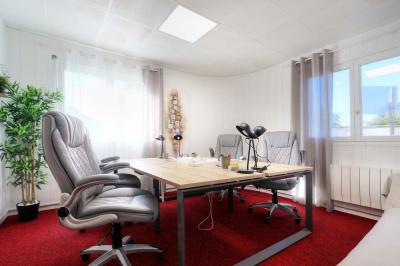 Miniature Location salle Jonchery-sur-Vesle (Marne) - Le Clic'zen #23 Salle spacieuse avec parquet clair, murs blancs, éclairage au plafond et une baie vitrée donnant sur l'extérieur.