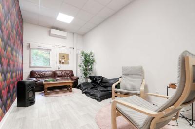 Miniature Location salle Jonchery-sur-Vesle (Marne) - Le Clic'zen #31 Salle spacieuse avec parquet clair, murs blancs, éclairage au plafond et une baie vitrée donnant sur l'extérieur.