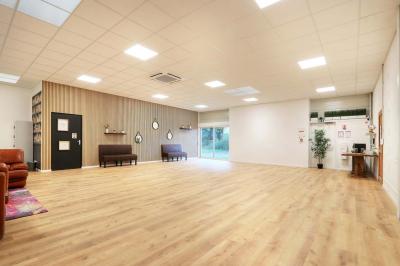 Miniature Location salle Jonchery-sur-Vesle (Marne) - Le Clic'zen #15 Salle spacieuse avec parquet clair, murs blancs, éclairage au plafond et une baie vitrée donnant sur l'extérieur.