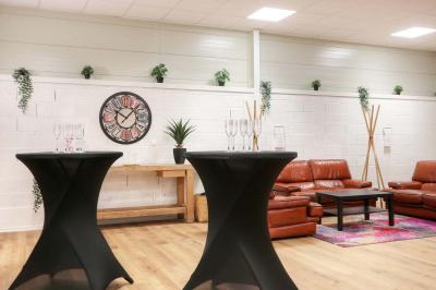 Miniature Location salle Jonchery-sur-Vesle (Marne) - Le Clic'zen #20 Salle spacieuse avec parquet clair, murs blancs, éclairage au plafond et une baie vitrée donnant sur l'extérieur.