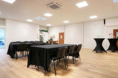 Miniature Location salle Jonchery-sur-Vesle (Marne) - Le Clic'zen #13 Salle spacieuse avec parquet clair, murs blancs, éclairage au plafond et une baie vitrée donnant sur l'extérieur.