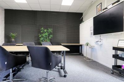 Miniature Location salle Jonchery-sur-Vesle (Marne) - Le Clic'zen #26 Salle spacieuse avec parquet clair, murs blancs, éclairage au plafond et une baie vitrée donnant sur l'extérieur.