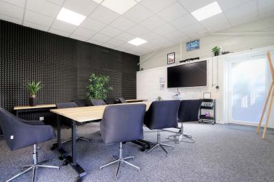 Miniature Location salle Jonchery-sur-Vesle (Marne) - Le Clic'zen #25 Salle spacieuse avec parquet clair, murs blancs, éclairage au plafond et une baie vitrée donnant sur l'extérieur.