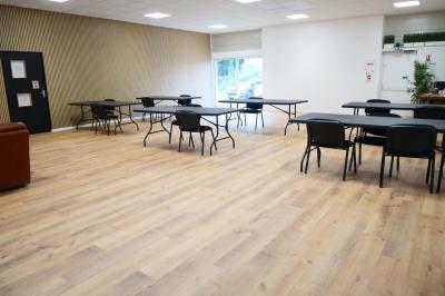 Miniature Location salle Jonchery-sur-Vesle (Marne) - Le Clic'zen #16 Salle spacieuse avec parquet clair, murs blancs, éclairage au plafond et une baie vitrée donnant sur l'extérieur.