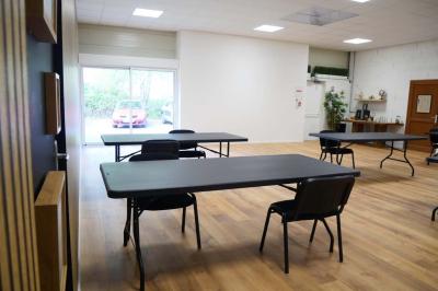 Miniature Location salle Jonchery-sur-Vesle (Marne) - Le Clic'zen #18 Salle spacieuse avec parquet clair, murs blancs, éclairage au plafond et une baie vitrée donnant sur l'extérieur.