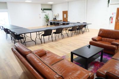 Miniature Location salle Jonchery-sur-Vesle (Marne) - Le Clic'zen #3 Salle spacieuse avec parquet clair, murs blancs, éclairage au plafond et une baie vitrée donnant sur l'extérieur.