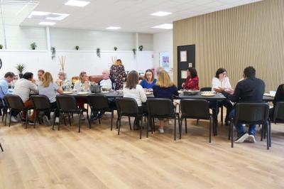 Miniature Location salle Jonchery-sur-Vesle (Marne) - Le Clic'zen #5 Salle spacieuse avec parquet clair, murs blancs, éclairage au plafond et une baie vitrée donnant sur l'extérieur.