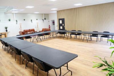 Miniature Location salle Jonchery-sur-Vesle (Marne) - Le Clic'zen #8 Salle spacieuse avec parquet clair, murs blancs, éclairage au plafond et une baie vitrée donnant sur l'extérieur.