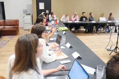 Miniature Location salle Jonchery-sur-Vesle (Marne) - Le Clic'zen #7 Salle spacieuse avec parquet clair, murs blancs, éclairage au plafond et une baie vitrée donnant sur l'extérieur.