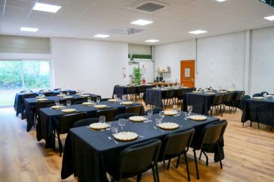 Miniature Location salle Jonchery-sur-Vesle (Marne) - Le Clic'zen #2 Salon lumineux avec canapé en cuir, poufs noirs, fauteuils en bois, table basse et mur décoratif coloré.