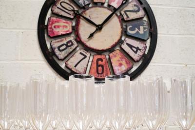 Miniature Location salle Jonchery-sur-Vesle (Marne) - Le Clic'zen #10 Salon lumineux avec canapé en cuir, poufs noirs, fauteuils en bois, table basse et mur décoratif coloré.