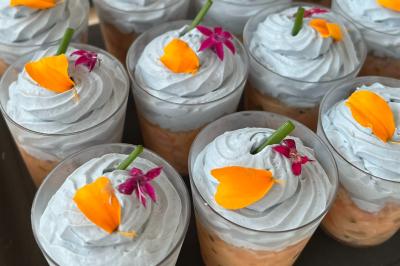 Plateau de charcuterie avec jambon, saucisson, cornichons, tomates cerises et feuilles de salade en décoration.