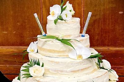 Plateau de charcuterie avec jambon, saucisson, cornichons, tomates cerises et feuilles de salade en décoration.
