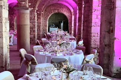 Plateau de charcuterie avec jambon, saucisson, cornichons, tomates cerises et feuilles de salade en décoration.