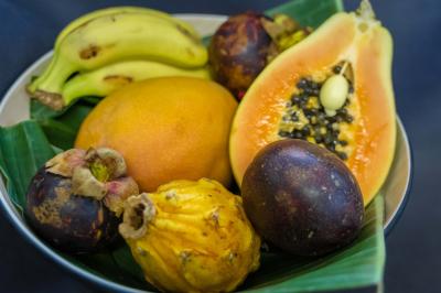 Plateau de charcuterie avec jambon, saucisson, cornichons, tomates cerises et feuilles de salade en décoration.