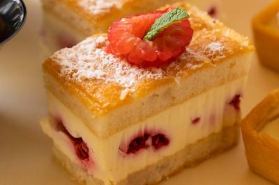 Plateau de charcuterie avec jambon, saucisson, cornichons, tomates cerises et feuilles de salade en décoration.