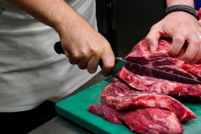 Dessert au chocolat avec glace vanille, caramel et menthe, présenté sur une assiette à côté d'un menu vert.