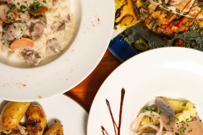 Dessert composé d'un biscuit chaud garni de glace à la vanille, décoré de chocolat et caramel, avec un verre de vin…