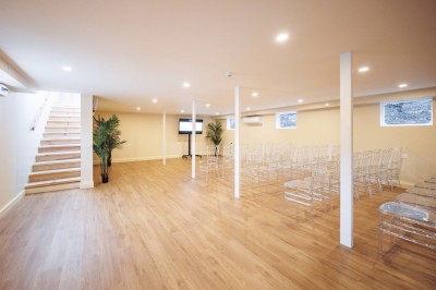Bateau naviguant sur une rivière avec un groupe de personnes rassemblées sur le pont supérieur.