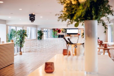 Bateau naviguant sur une rivière avec un groupe de personnes rassemblées sur le pont supérieur.