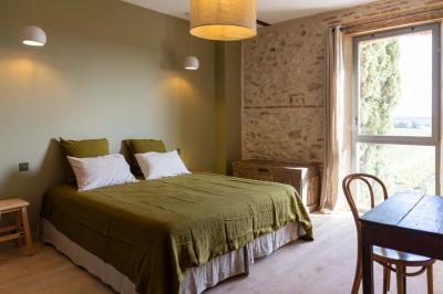 Salle de bain moderne avec douche à l'italienne, murs en carreaux verts, double vasque et miroirs en bois.